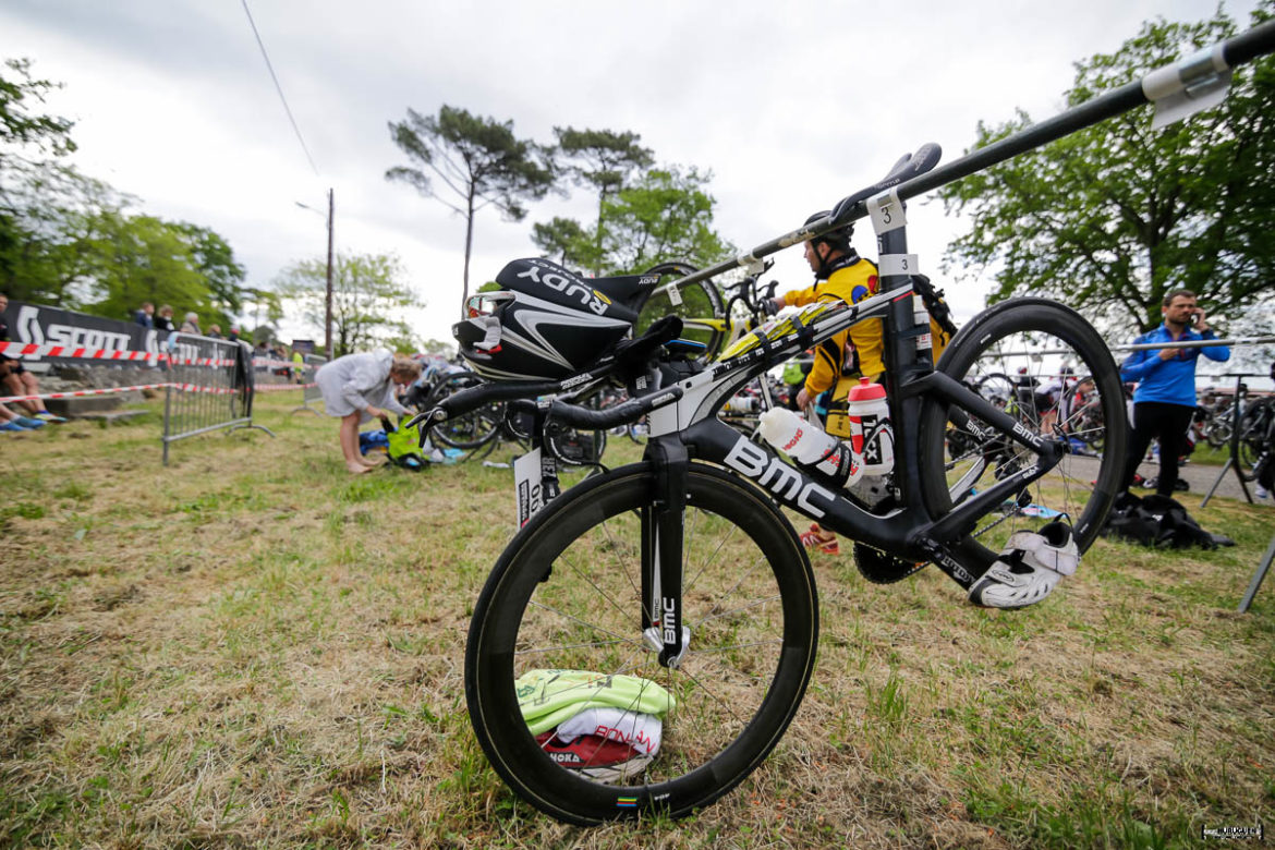 Vélo BMC de contre la montre dans le parc à vélo Scott Half Triathlon - Lacanau Tri Events 2016 | Sébastien Huruguen www.huruguen.fr