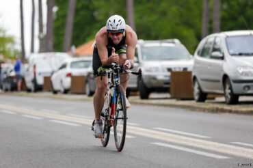 Jean-Philippe Klein le pouce en l'air sur le parcours vélo de 90km du Scott Half Triathlon - Lacanau Tri Events 2016 | Sébastien Huruguen www.huruguen.fr