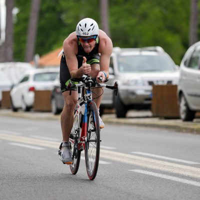 Jean-Philippe Klein le pouce en l'air sur le parcours vélo de 90km du Scott Half Triathlon - Lacanau Tri Events 2016 | Sébastien Huruguen www.huruguen.fr