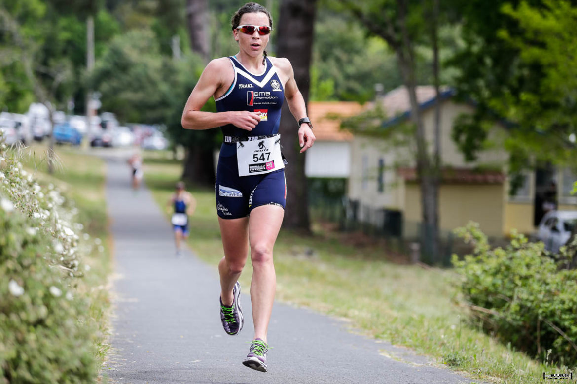 Manon Genet en train de courir les 21km de la partie course à pieds du Scott Half Triathlon - Lacanau Tri Events 2016 | Sébastien Huruguen www.huruguen.fr