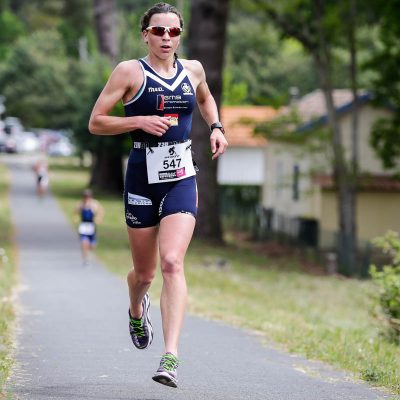 Manon Genet en train de courir les 21km de la partie course à pieds du Scott Half Triathlon - Lacanau Tri Events 2016 | Sébastien Huruguen www.huruguen.fr