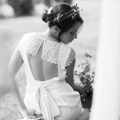 mariage, bordeaux, aquitaine, gironde, sebastien huruguen, photographe mariage, photographe mariage bordeaux, robe de mariée dos nu, dos nu, robe dos nu, noir et blanc, noeud dans le dos, belle robe de mariage, inspiration, instagram, sebastien huruguen, photographe de mariage à Bordeaux, huruguen, nena balbina, couronne de fleurs, bouquet de fleurs, mariée dans un jardin de dos en noir et blanc, photo de mariage