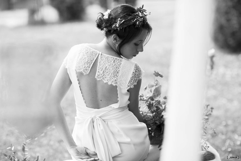 mariage, bordeaux, aquitaine, gironde, sebastien huruguen, photographe mariage, photographe mariage bordeaux, robe de mariée dos nu, dos nu, robe dos nu, noir et blanc, noeud dans le dos, belle robe de mariage, inspiration, instagram, sebastien huruguen, photographe de mariage à Bordeaux, huruguen, nena balbina, couronne de fleurs, bouquet de fleurs, mariée dans un jardin de dos en noir et blanc, photo de mariage