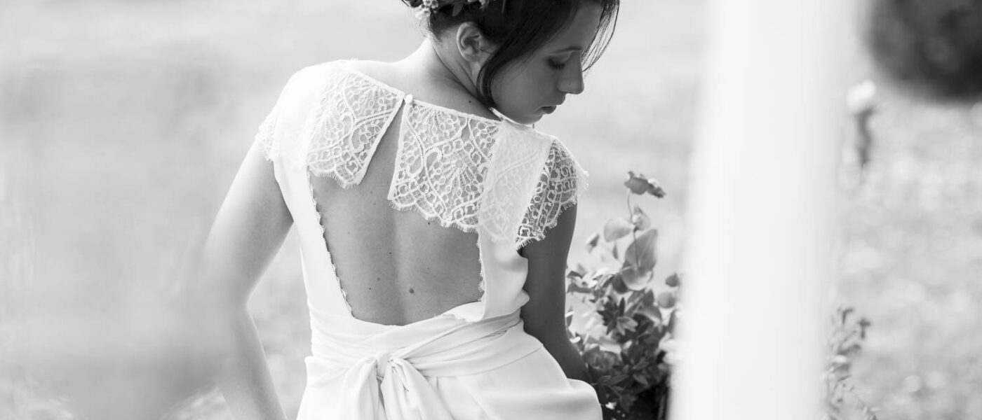 mariage, bordeaux, aquitaine, gironde, sebastien huruguen, photographe mariage, photographe mariage bordeaux, robe de mariée dos nu, dos nu, robe dos nu, noir et blanc, noeud dans le dos, belle robe de mariage, inspiration, instagram, sebastien huruguen, photographe de mariage à Bordeaux, huruguen, nena balbina, couronne de fleurs, bouquet de fleurs, mariée dans un jardin de dos en noir et blanc, photo de mariage