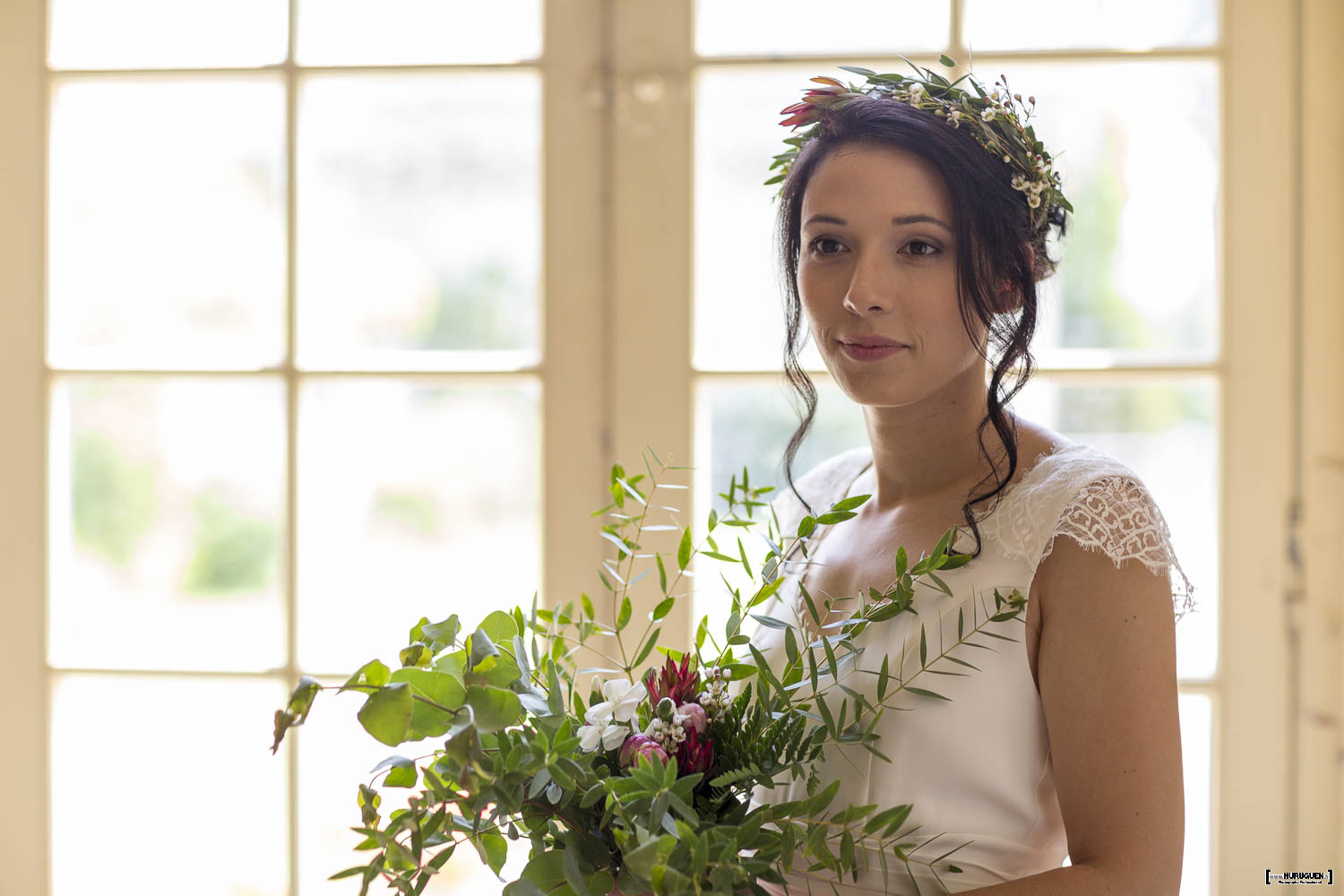 mariage, bordeaux, aquitaine, gironde, sebastien huruguen, photographe mariage, photographe mariage bordeaux, mariée, portrait, couronne de fleurs, bouquet, maquillage, robe de mariée, belle mariée