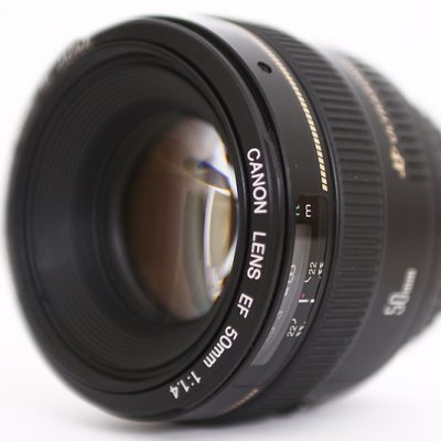 L'objectif Canon EF 50mm f1.4 USM sur fond blanc packshot