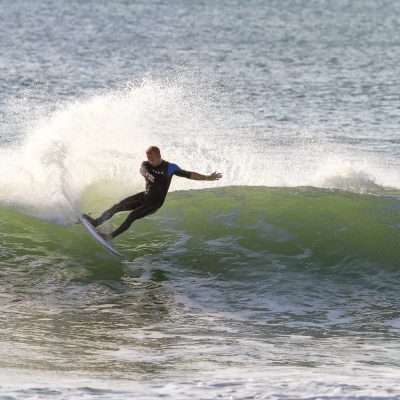 Josh Kerr frontside carve in Hossegor - Quik Pro France 2016 | Sebastien Huruguen www.huruguen.fr