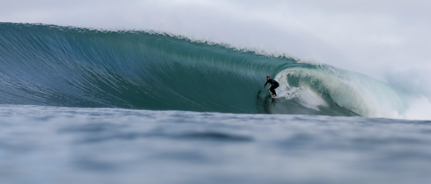 le surfeur Nicolas Brieda profond dans un tube en surf step off à Hossegor le matin du premier jour du quiksilver pro france 2016 sur la plage des culs nus lancé par Bastien Bonnarme sur le jet ski photographié par Sébastien Huruguen avec un Canon EOS 5D mark III au 50mm dans un caisson Liquid Eye Water Housing C1900