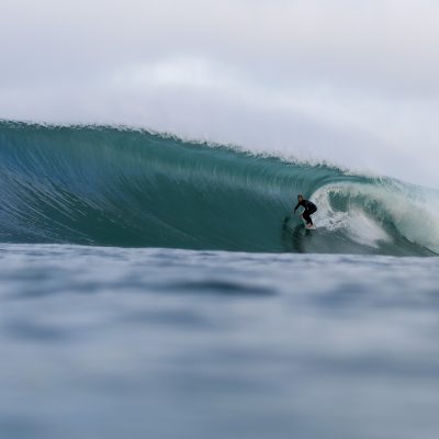 le surfeur Nicolas Brieda profond dans un tube en surf step off à Hossegor le matin du premier jour du quiksilver pro france 2016 sur la plage des culs nus lancé par Bastien Bonnarme sur le jet ski photographié par Sébastien Huruguen avec un Canon EOS 5D mark III au 50mm dans un caisson Liquid Eye Water Housing C1900