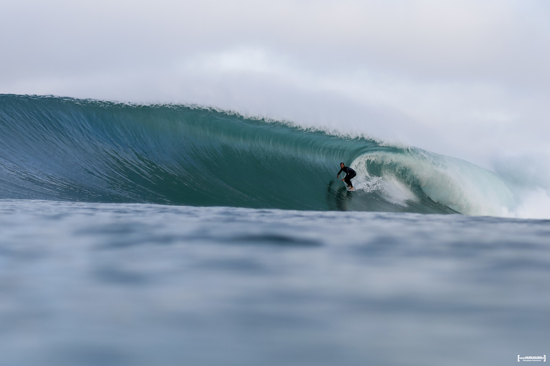 le surfeur Nicolas Brieda profond dans un tube en surf step off à Hossegor le matin du premier jour du quiksilver pro france 2016 sur la plage des culs nus lancé par Bastien Bonnarme sur le jet ski photographié par Sébastien Huruguen avec un Canon EOS 5D mark III au 50mm dans un caisson Liquid Eye Water Housing C1900