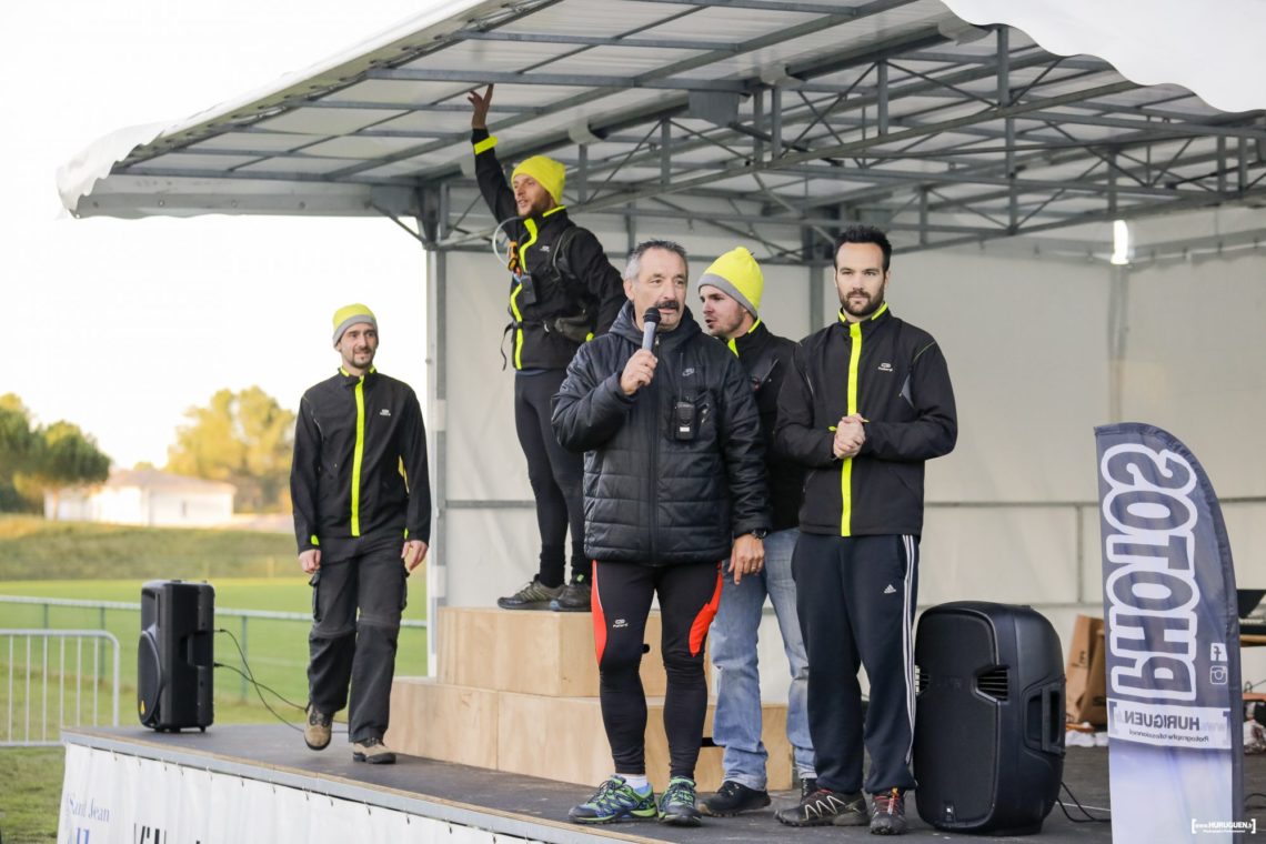 Sur le podium l'equipe organisatrice bénévole de l'amicale des pompiers de st jean d'illac trail en jalle 2015