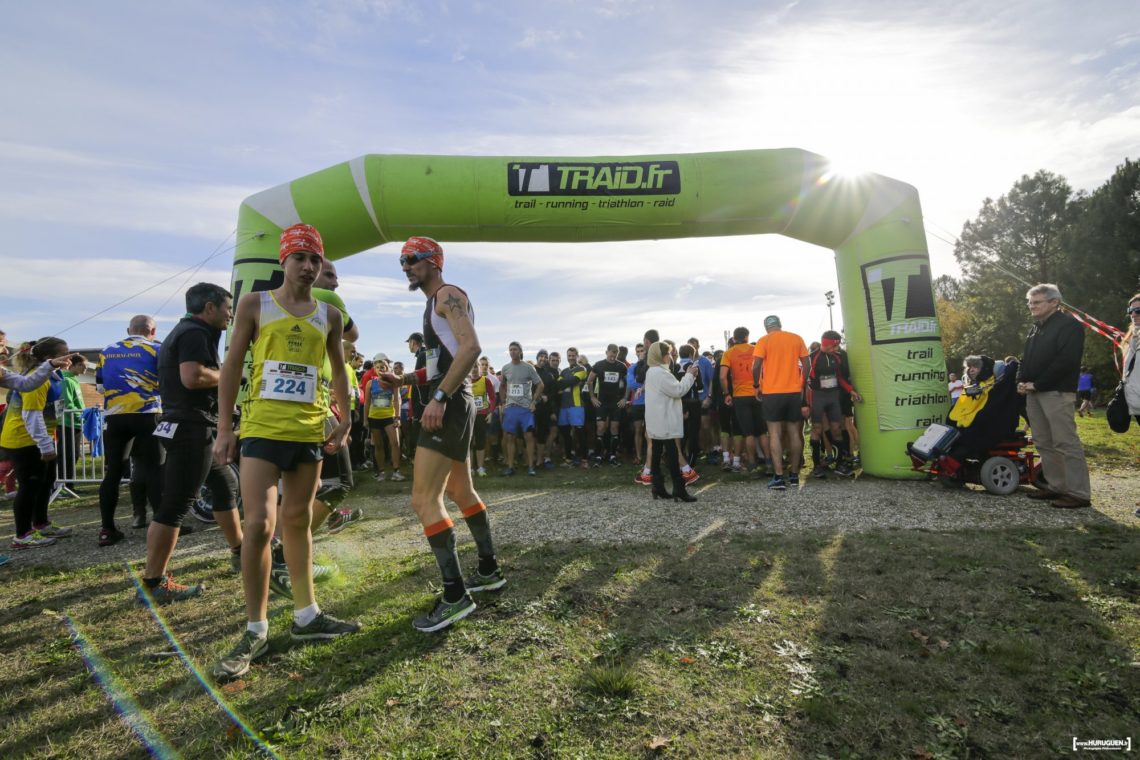 Départ des courses trail 7km et 14km du Trail en Jalle à la plaine des sports andré maleyran à Saint Jean d'Illac organisé par l'amicale des sapeurs pompiers