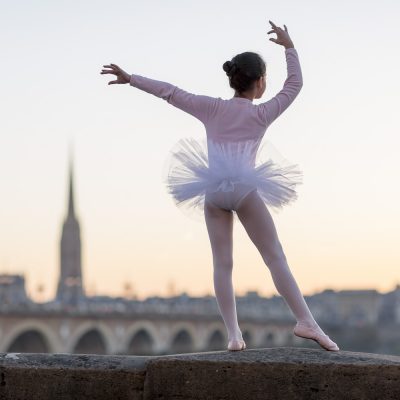 danseuse sur le pont de pierre dans le centre ville de bordeaux