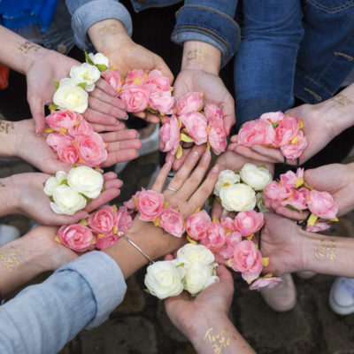 mains bague alliance fleurs roses blanches tatouage ephemere EVJF copines amies manucure veste en jeans bracelet french manucure team bride bride to be future mariée enterrement de vie de jeune fille a bordeaux sebastien huruguen seance photo