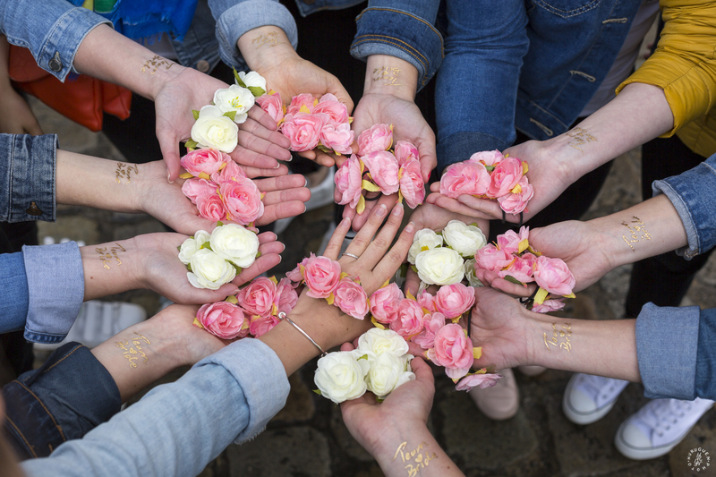 mains bague alliance fleurs roses blanches tatouage ephemere EVJF copines amies manucure veste en jeans bracelet french manucure team bride bride to be future mariée enterrement de vie de jeune fille a bordeaux sebastien huruguen seance photo