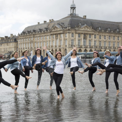 seance-photo-evjf-bordeaux-place-de-la-bourse-miroir-eau-fleurs-roses-blanches-future-mariee-amies-copines-sebastien-huruguen