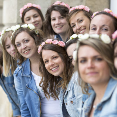 seance-photo-evjf-bordeaux-place-de-la-bourse-portraits-future-mariee-amies-copines-sebastien-huruguen