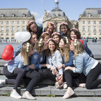 seance-photo-evjf-place-bourse-bordeaux-miroir-eau-sebastien-huruguen-photographe-copines-marches