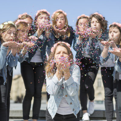 seance-photo-evjf-place-bourse-bordeaux-miroir-eau-sebastien-huruguen-photographe-copines-paillettes-couleurs-portrait