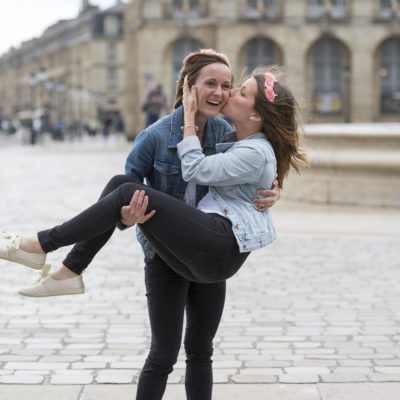 seance-photo-evjf-place-bourse-bordeaux-portrait-amies-copines-best-friend-sebastien-huruguen-photographe-future-mariée-couronnes-fleurs