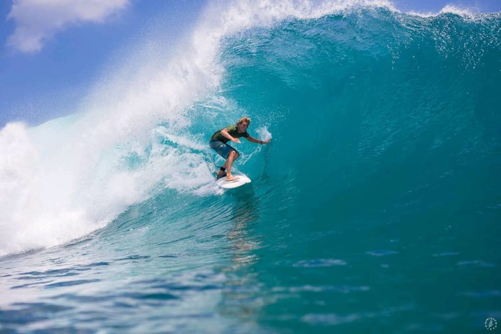 surfer bali tube uluwatu